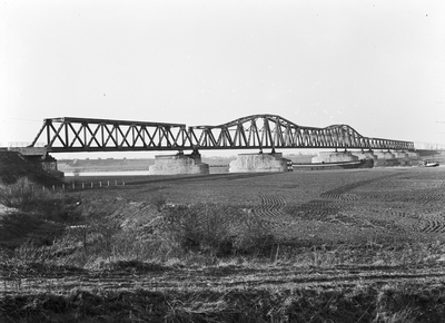 157157 Gezicht op de spoorbrug over de Maas te Hedel.